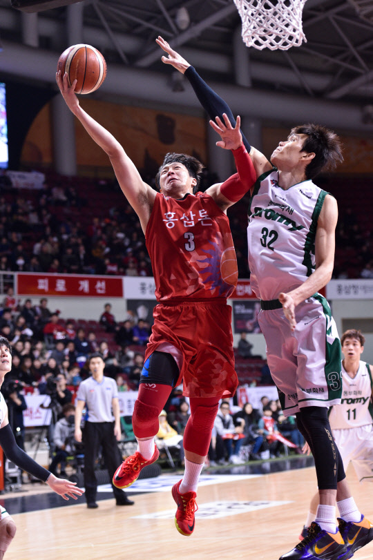 14일 안양실내체육관에서 열린 안양 KGC와 원주 동부의 2016-2017 KCC 프로농구 정규리그 경기에서 KGC 이정현이 동부 김주성의 수비를 피해 레이업슛을 시도하고 있다. 사진=KBL 제공